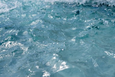 泉水清澈湛蓝。