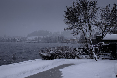 冬天湖面上的雪景