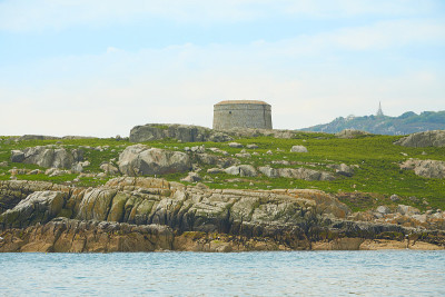 蓝天和阳光明媚的一天，Fort, Martello塔，Saint Begnet教堂在Dalkey岛，
