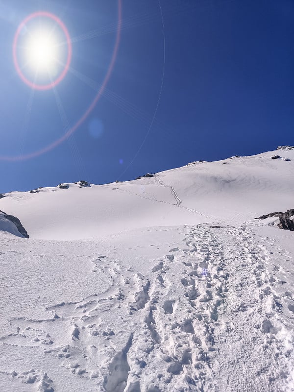 印度北阿坎德邦的克达坎特山脉下大雪，徒步旅行