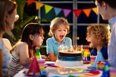 孩子生日派对蛋糕。有孩子的家庭。