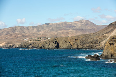 Fuerteventura西南部La Pared村附近的岩石海岸。