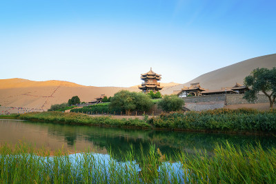 中国甘肃省敦煌市鸣沙山月牙泉风景区甘肃敦煌月牙湖和鸣沙山。