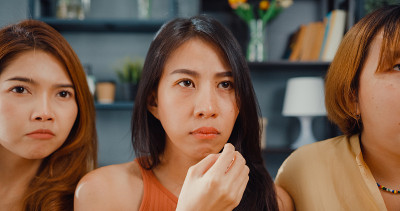 有吸引力的亚洲可爱的淑女女孩团体积极的高兴的高兴的与随意有乐趣，享受看在线电影娱乐在客厅的沙发在家里