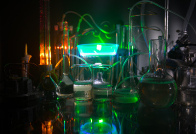 药学和化学主题。在研究实验室用溶液测试玻璃烧瓶。科学和医学背景。深色背景上的实验室试管