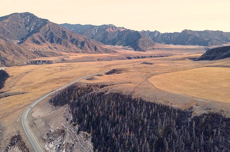 在河边的山上有条路。翠高速公路是世界上最美丽的公路之一。Chuysky束