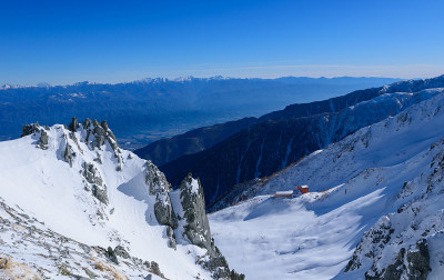 冬季，日本中部阿尔卑斯山上的Senjojiki cirque