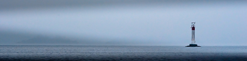 一个多雾的早晨，圣劳伦斯河千岛上的一个河流标志浮标的全景图。