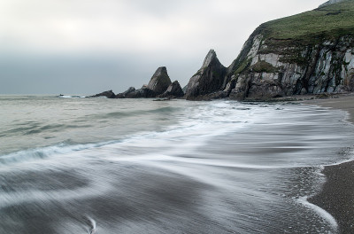 海岸线上嶙峋的岩石景观海景