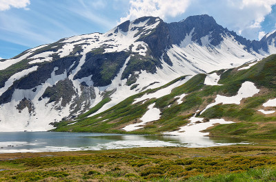 风景优美的阿尔卑斯山和小圣伯纳德山口的凡尼湖，意大利