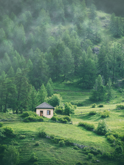 山坡上的小屋