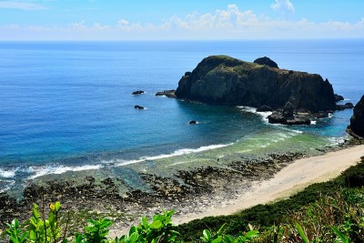 锯齿状的岩石，蓝色和曲折的海岸线
