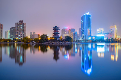 晚上，城市的天际线在中国山西省太原市