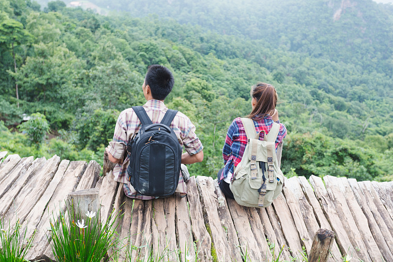 两个背包的徒步旅行者俯瞰山景。健行及休闲主题