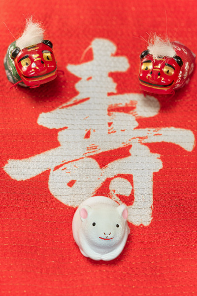 这是一张日本贺卡，上面有一个可爱的老鼠小雕像，代表2020年的老鼠，还有两个民间动物小雕像，描绘的是