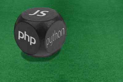 Web编程语言选择概念。骰子与JS, PHP和PYTHON文本在脸上。互联网网站编码的替代技术。宏观