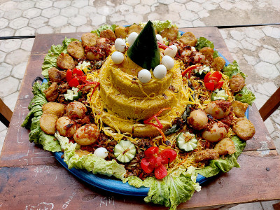 米饭Tumpeng。圆锥形黄米。一种带有配菜的印尼节日饭。印尼食品