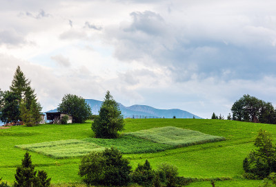 夏季山地乡村阴天的景色