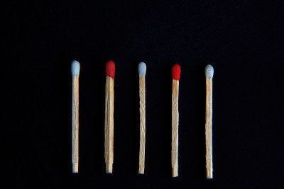 突出的红色火柴棍。