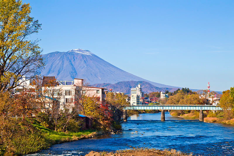 日本岩手县盛冈市片上河岩手山的建筑和长廊