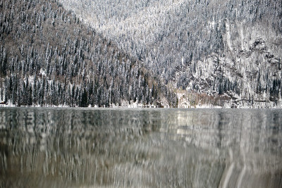 阿布哈兹里察湖的冬天白雪皑皑