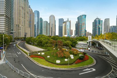 中国上海的高速公路和城市现代建筑