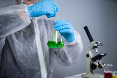 科学家在锥形瓶中摇拌绿色生化产品并在实验室进行研究。COVID - 19冠状病毒大流行实验室的实验室
