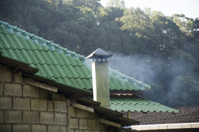 清晨，当地居民的烟囱冒出浓烟