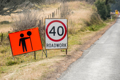 澳大利亚路边限速40公里的道路工程标志。