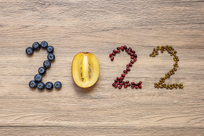 2022年，水果蔬菜祝新年快乐，新的你;蓝莓，猕猴桃和豆子放在桌上。目标，健康，动机，决心，新的开始