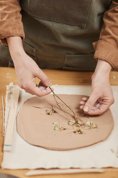 女性的手制作装饰陶瓷近