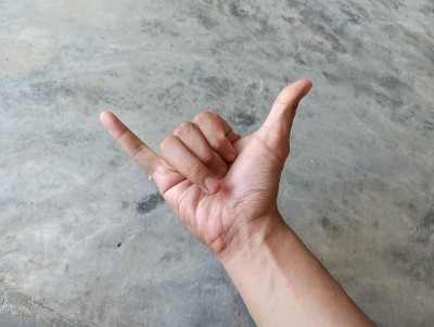 手用拇指和小指