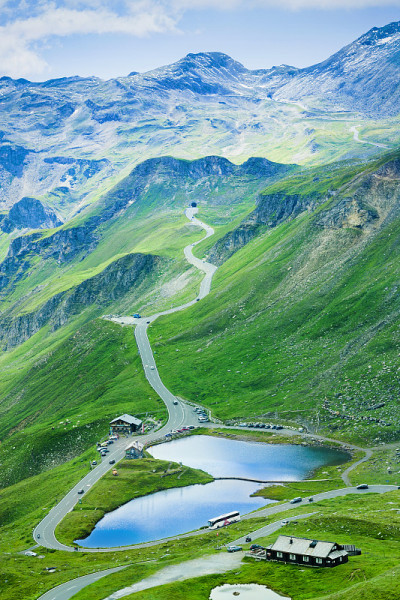 奥地利大格洛克纳山口的冰川湖。