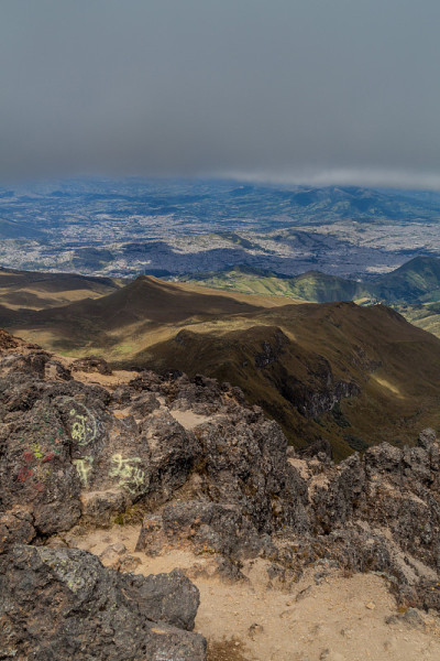 从Rucu Pichincha火山俯瞰基多(厄瓜多尔首都)