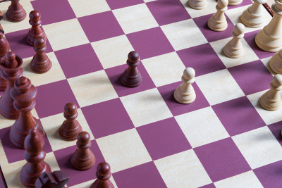 两个行人在棋盘中间面对面