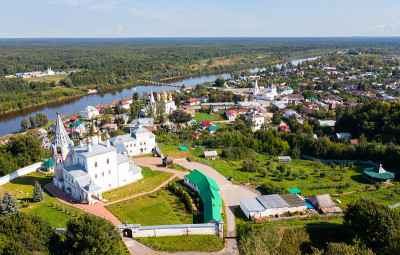 天使报喜大教堂和克莱亚兹马河的鸟瞰图。Gorokhovets。俄罗斯