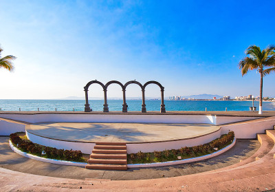 著名的巴亚尔塔港拱门(Los arcos)的海滨长廊