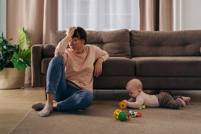 年轻疲惫的女性患产后抑郁症在家