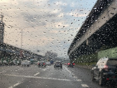 雨点落在车窗上