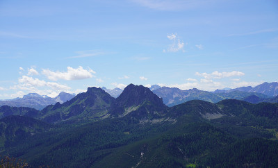 群山映衬天空的全景