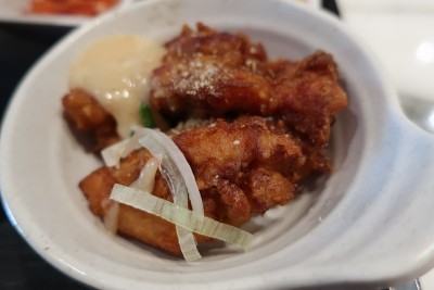 炸鸡配菜在碗里