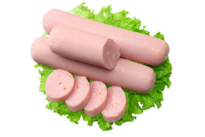 煮香肠与生菜孤立在白色背景。俯视图