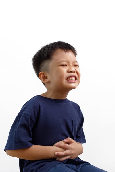 小男孩腹痛
