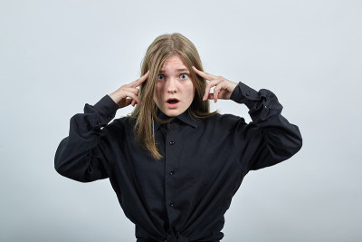 疯狂的金发女人一直用手指顶着头，嘴巴还张着