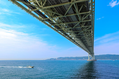 明石海峡大桥下的一艘船
