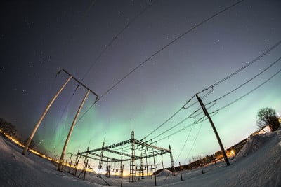 室外电器开关柜在冬夜与北极光瑞典雪田鱼眼镜头
