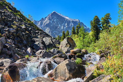 高山景观与山溪上的瀑布