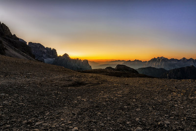 Dolomites的峰顶在黎明时分，靠近Tre Cime di Lavaredo (Drei Zin