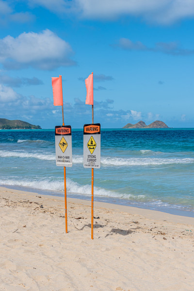 夏威夷瓦胡岛的威玛纳洛海滩上出现了人-o-战争和强烈的洋流警告标志