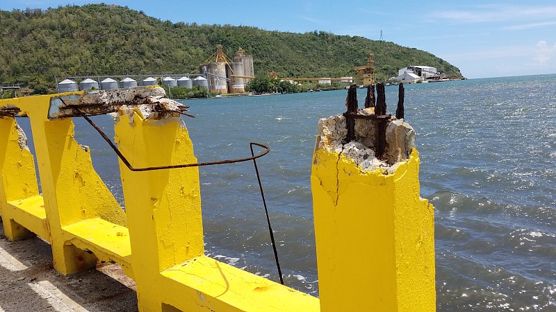 在波多黎各的Guanica，钢筋和海水中破碎的黄色水泥